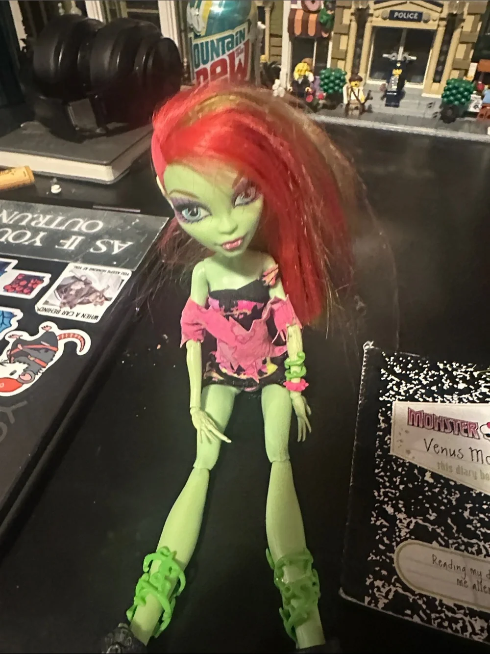 Monster High G1 Venus McFlytrap Doll with book